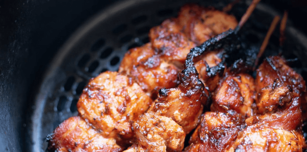 Brochettes de poulet BBQ enrobées de bacon à la friteuse à air BLITZ Brochettes de poulet BBQ enrobées de bacon à la friteuse à air BLITZ