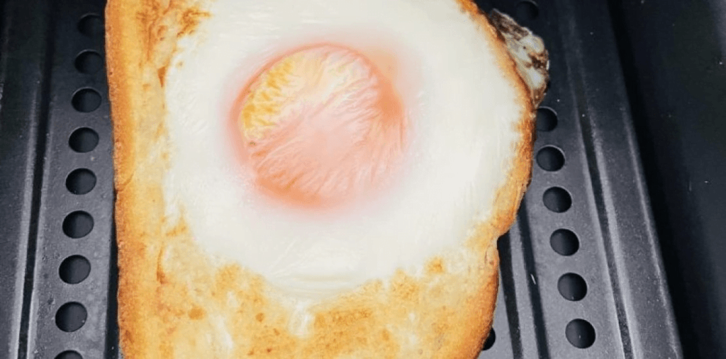 OEUFS DE FRITEUSE À AIR BLITZ DANS UN PANIER OEUFS DE FRITEUSE À AIR BLITZ DANS UN PANIER