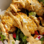 recette simple et délicieuse pour des crevettes d’Argentine tempura avec une garniture croustillante de panko sur un lit de verdure. Ce plat est prêt en seulement 15 minutes.