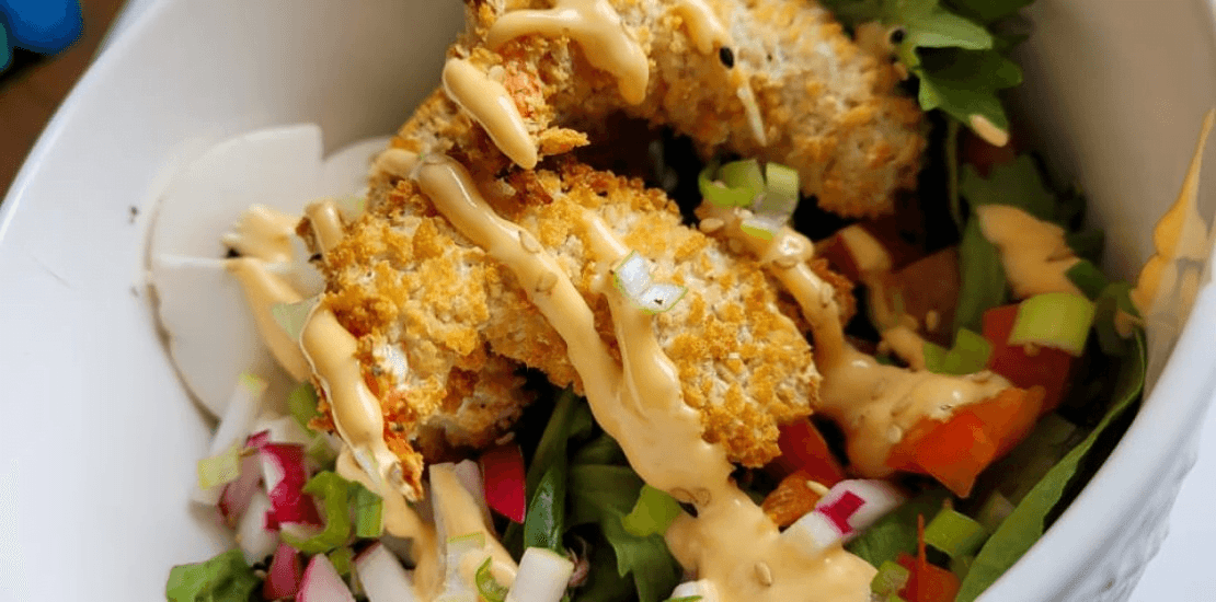 recette simple et délicieuse pour des crevettes d’Argentine tempura avec une garniture croustillante de panko sur un lit de verdure. Ce plat est prêt en seulement 15 minutes.